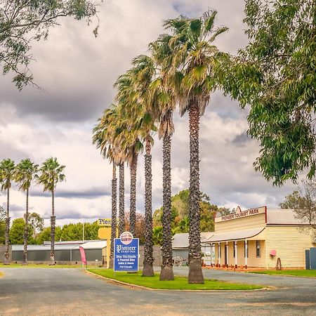 Pioneer Tourist Park Hotel Дениликуин Екстериор снимка