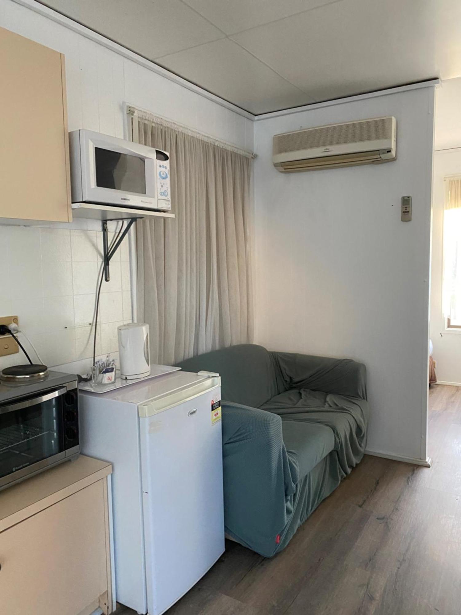 Pioneer Tourist Park Hotel Дениликуин Екстериор снимка