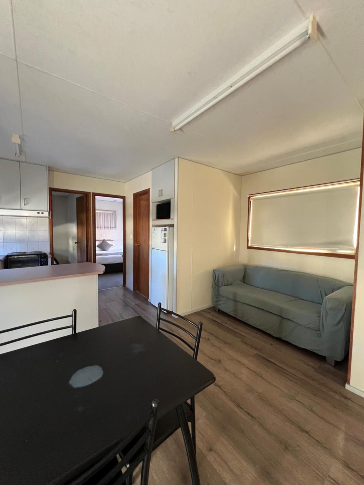 Pioneer Tourist Park Hotel Дениликуин Екстериор снимка