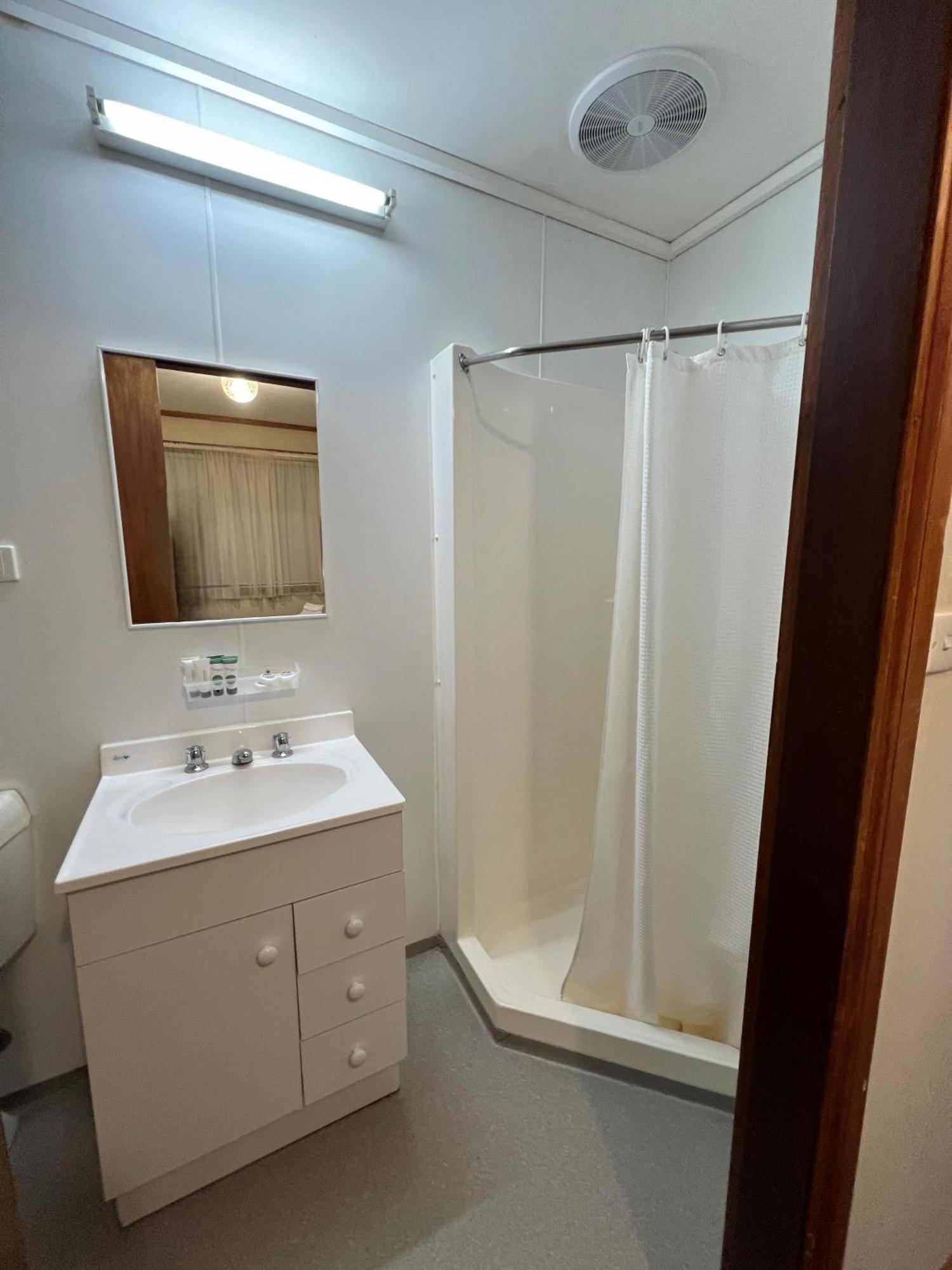 Pioneer Tourist Park Hotel Дениликуин Екстериор снимка