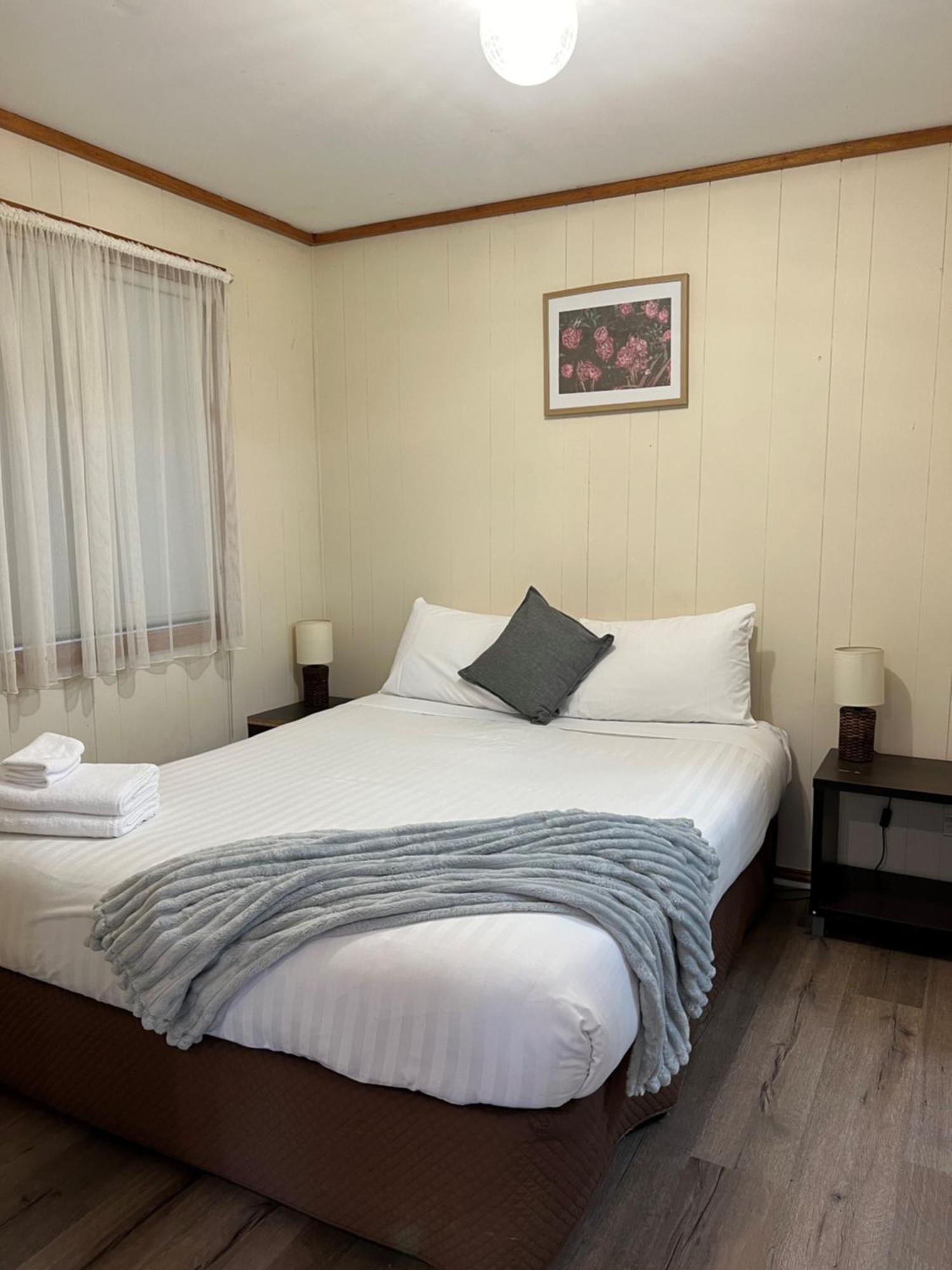 Pioneer Tourist Park Hotel Дениликуин Екстериор снимка