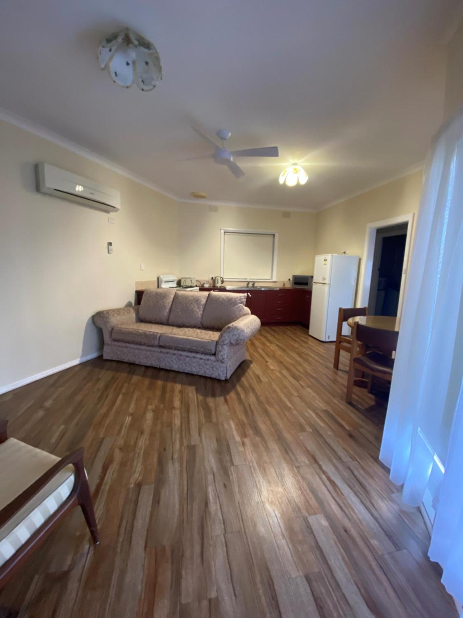 Pioneer Tourist Park Hotel Дениликуин Екстериор снимка