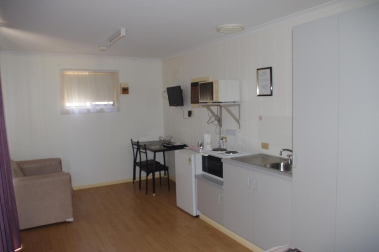 Pioneer Tourist Park Hotel Дениликуин Екстериор снимка